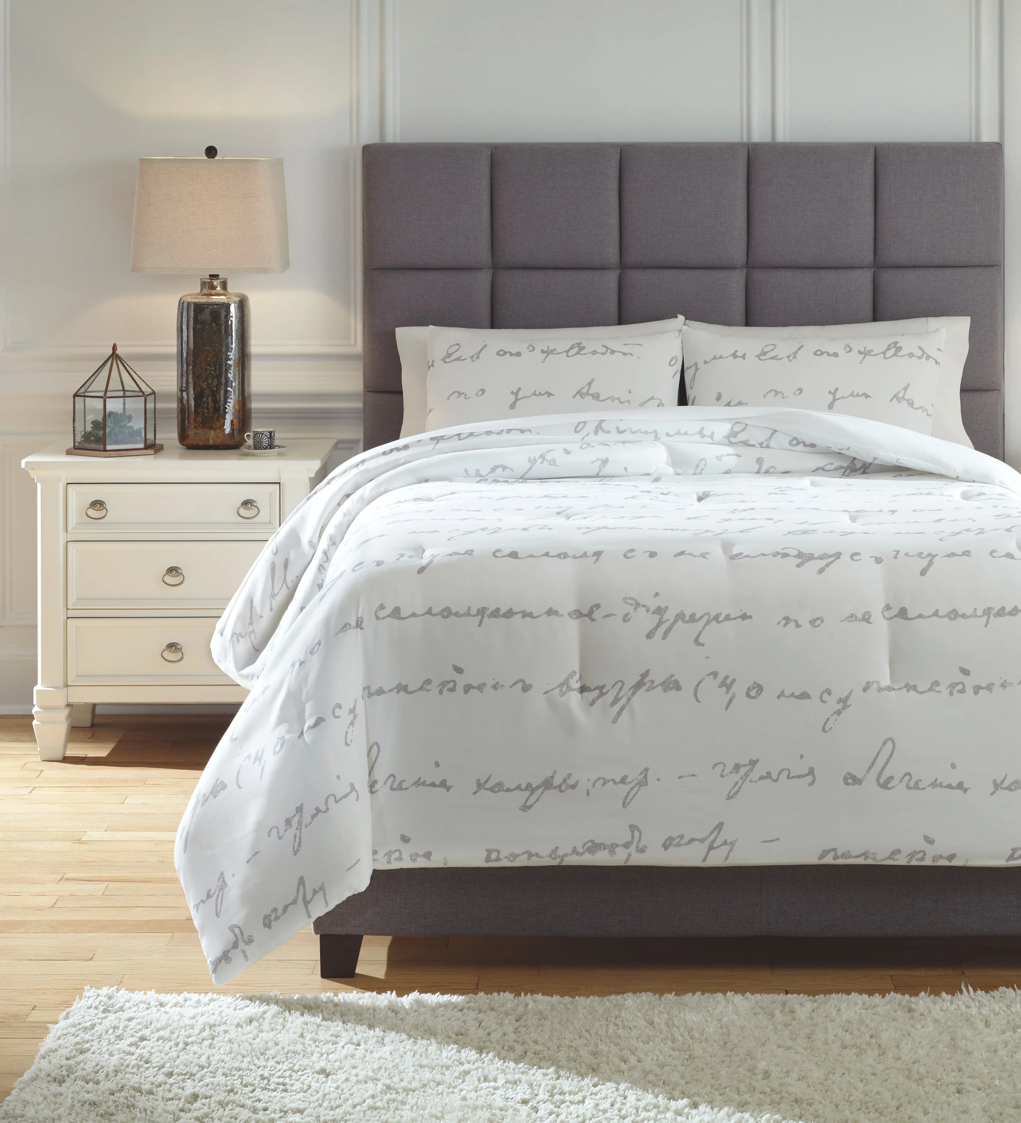 Adrianna Signature Design by Ashley Comforter Set Queen