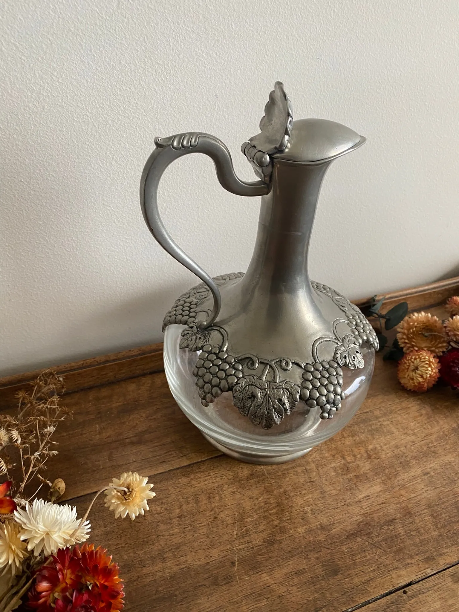 Carafe en verre et étain motifs grappes de raisin