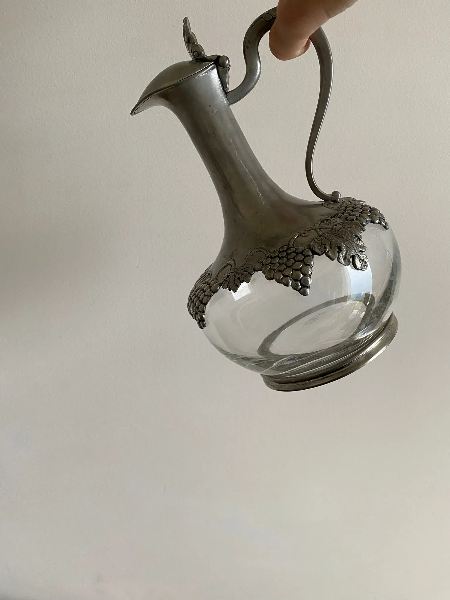 Carafe en verre et étain motifs grappes de raisin