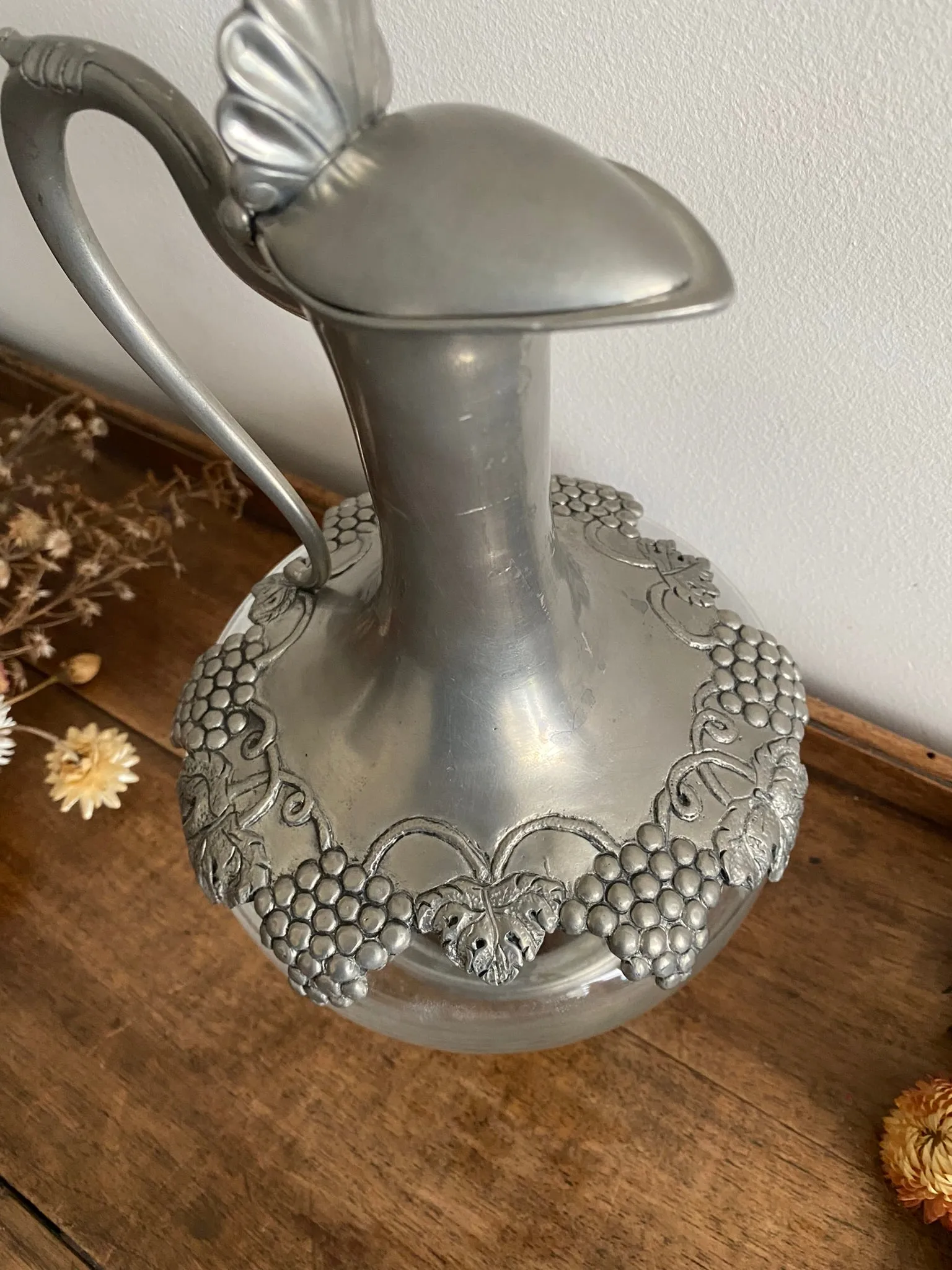 Carafe en verre et étain motifs grappes de raisin