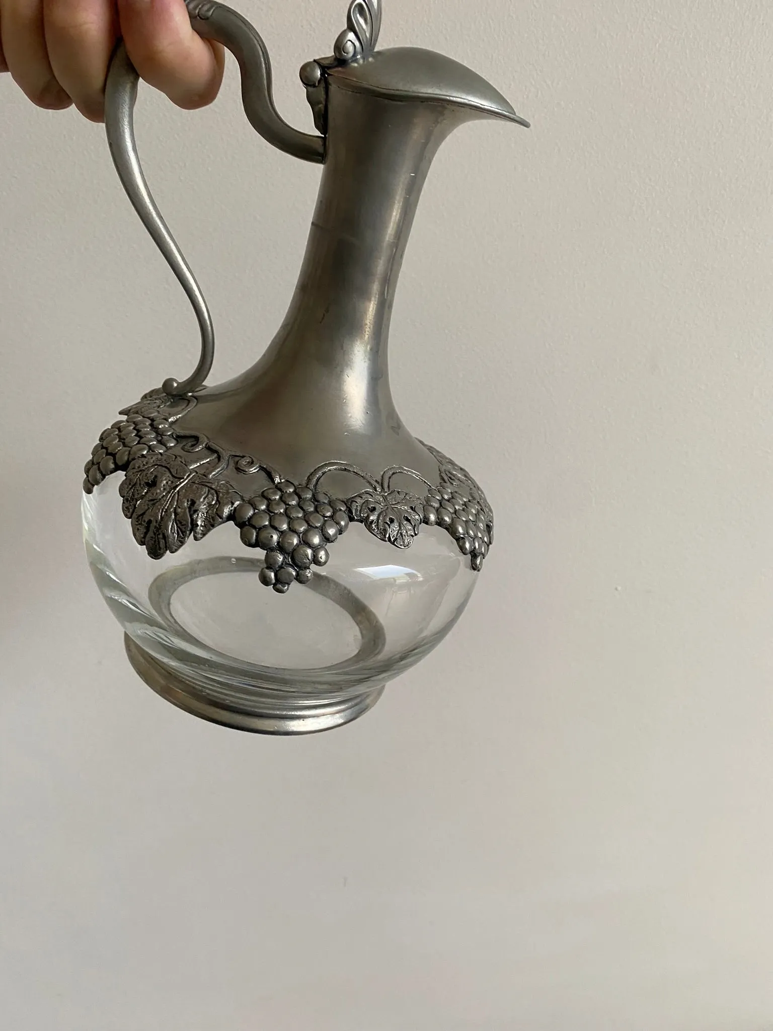 Carafe en verre et étain motifs grappes de raisin