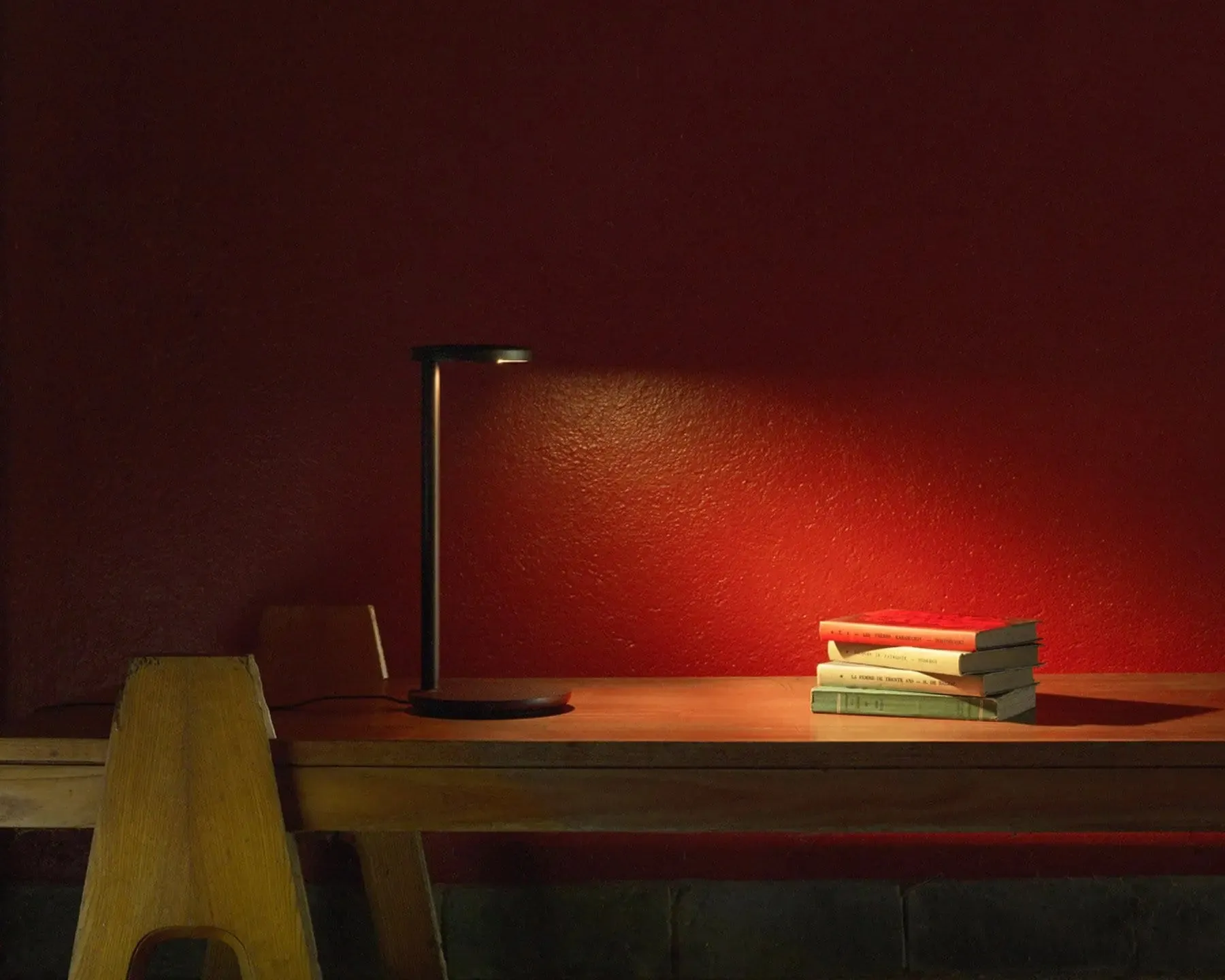 Oblique QI - LED Desk Lamp